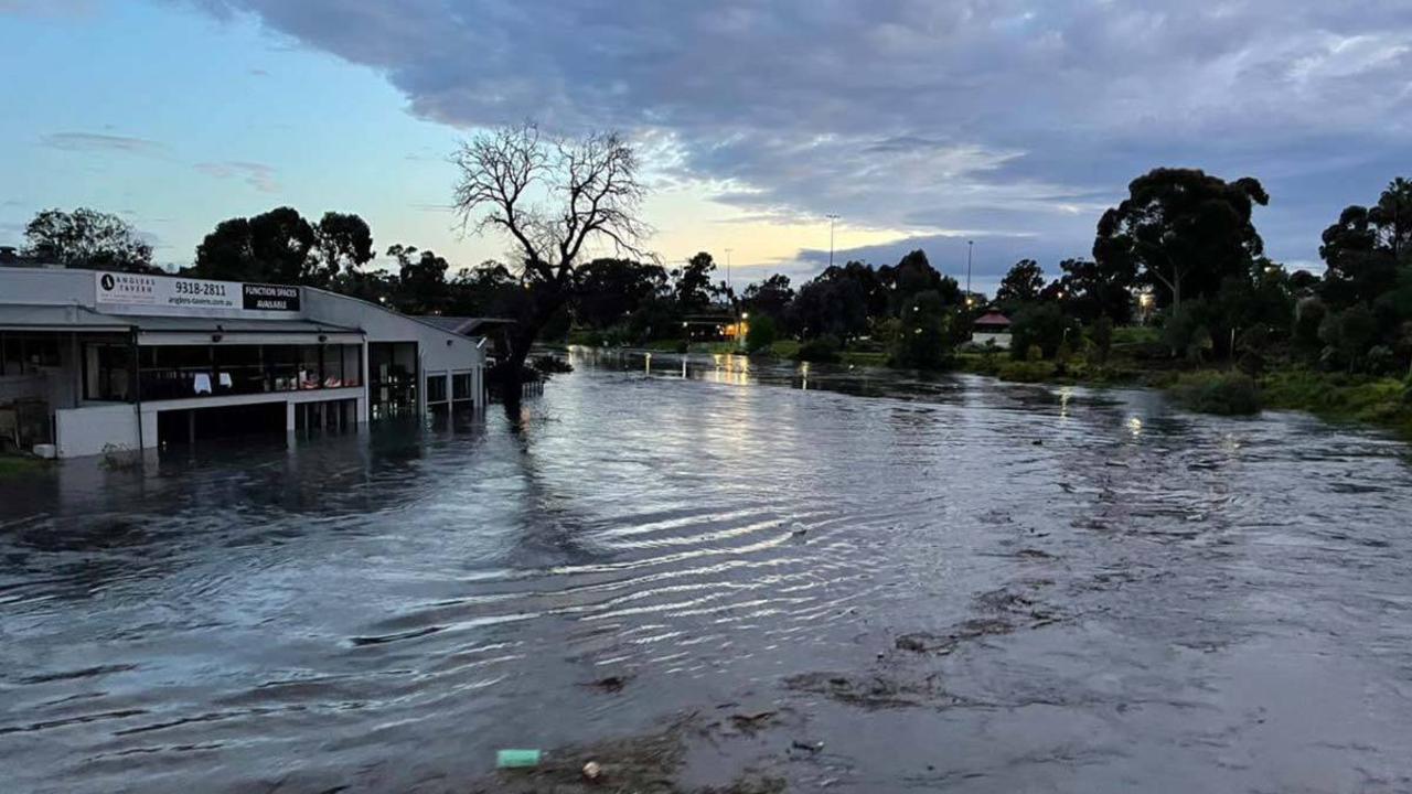 Melbourne floods Anglers Tavern, Maribyrnong, submerged in floodwaters