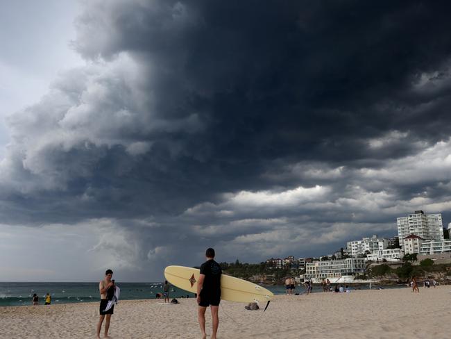 FEBRUARY 18, 2023. A storm front as it approaches Bondi Beach.Picture by Damian Shaw