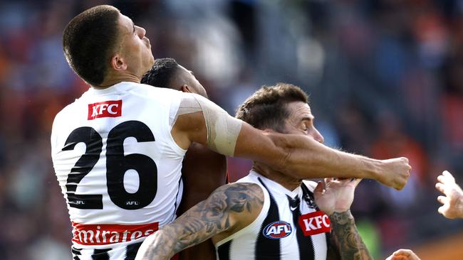 Collingwood's Jeremy Howe head knock in this marking contest with Reef McInnes during the AFL Opening Round match between the GWS Giants and Collingwood Magpies at Engie Stadium on March 9, 2025. Photo by Phil Hillyard (Image Supplied for Editorial Use only - **NO ON SALES** - Â©Phil Hillyard )