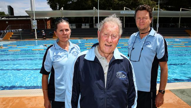 Kevin Hession (centre) with his daughter-in-law Sandra and son Peter at his beloved Parramatta pools in 2016.