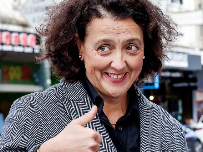 MELBOURNE, AUSTRALIA - NewsWire Photos 20 APRIL 2022 : Dr Monique Ryan who is running as an independent for the seat of Kooyong, gives the thumbs up to a passing supporter in Glenferrie Rd. Hawthorn. Picture : NCA NewsWire / Ian Currie