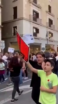 Protesters boo & chant ‘tourists go home’ at holiday-makers dining out in Majorca, Spain