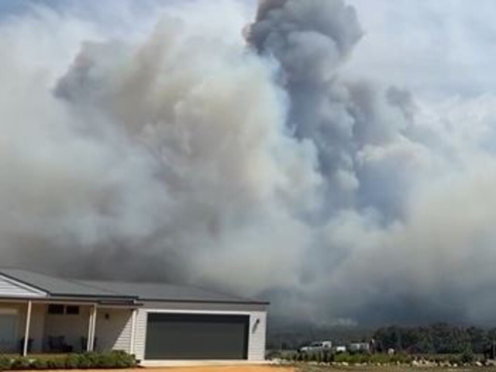 Grampians bushfire Homes lost in fire near Halls Gap, man dies in