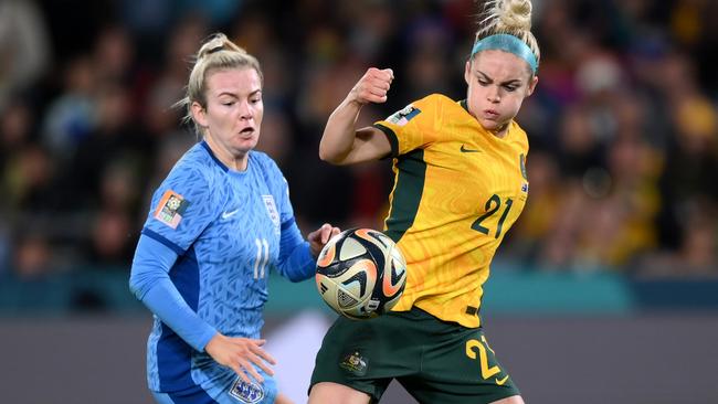 SYDNEY, AUSTRALIA - AUGUST 16: Ellie Carpenter of Australia is put under pressure by Lauren Hemp of England on her way to scoring the 2nd England goal during the FIFA Women's World Cup Australia & New Zealand 2023 Semi Final match between Australia and England at Stadium Australia on August 16, 2023 in Sydney, Australia. (Photo by Justin Setterfield/Getty Images )