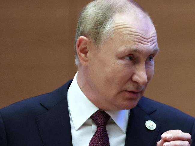 Russian President Vladimir Putin speaks to China's President Xi Jinping during the Shanghai Cooperation Organisation (SCO) leaders' summit in Samarkand on September 16, 2022. (Photo by Sergei BOBYLYOV / SPUTNIK / AFP)