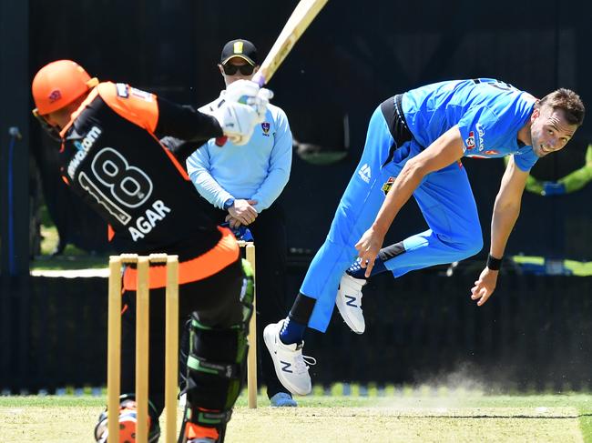 Harry Conway bowls to Ashton Agar during the practise match between the Adelaide Strikers and the Perth Scorchers at Karen Rolton Oval in Adelaide Monday December 16,2019.(Image AAP/Mark Brake)