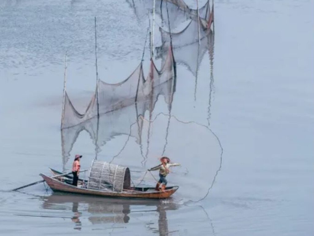 Actors use props to recreate a fishing scene under direction. Picture: HeiHeiYingYouJi/Weibo
