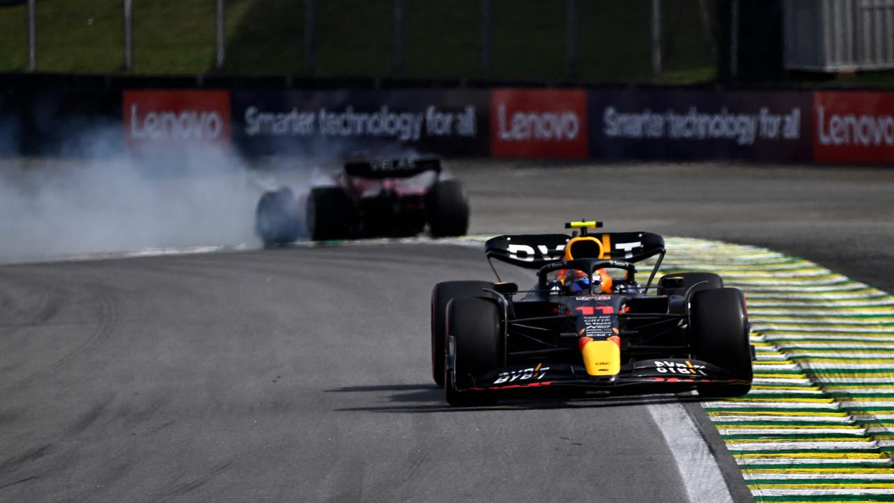 Pembalap Meksiko dari Red Bull Racing, Sergio Perez, membalap saat pembalap Monegasque dari Ferrari, Charles Leclerc, keluar jalur selama Grand Prix Formula Satu Brasil.  (Foto oleh MAURO PIMENTEL/AFP)