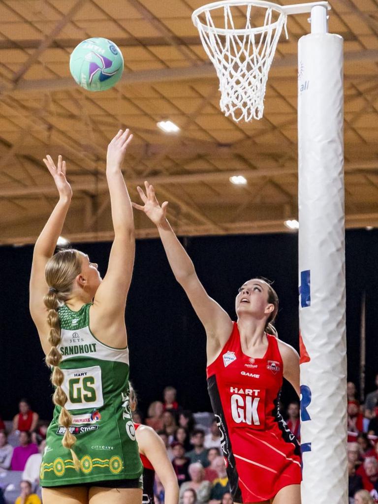 Elsa Sif Sandholt (green) and Lillyana Rennie (red) in last year’s Sapphire Series grand final.