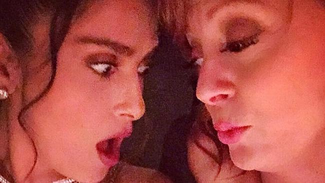 Salma Hayek Tit Fuck - Susan Sarandon, Salma Hayek compare cleavage in hilarious red carpet moment  | news.com.au â€” Australia's leading news site