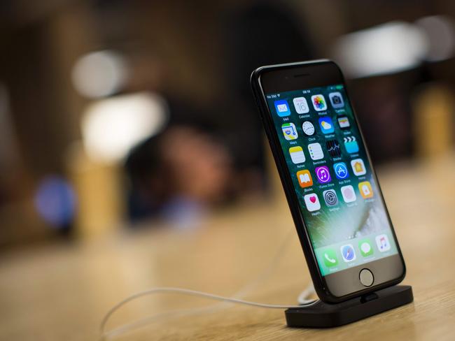 The new iPhone 7 smartphone is on display on the day of its release at Covent Garden in London on September 16, 2016.  Apple's iPhone 7 launch generated trademark queues and brisk sales today that defied gloomy expectations. / AFP PHOTO / Jack Taylor / Jack Taylor