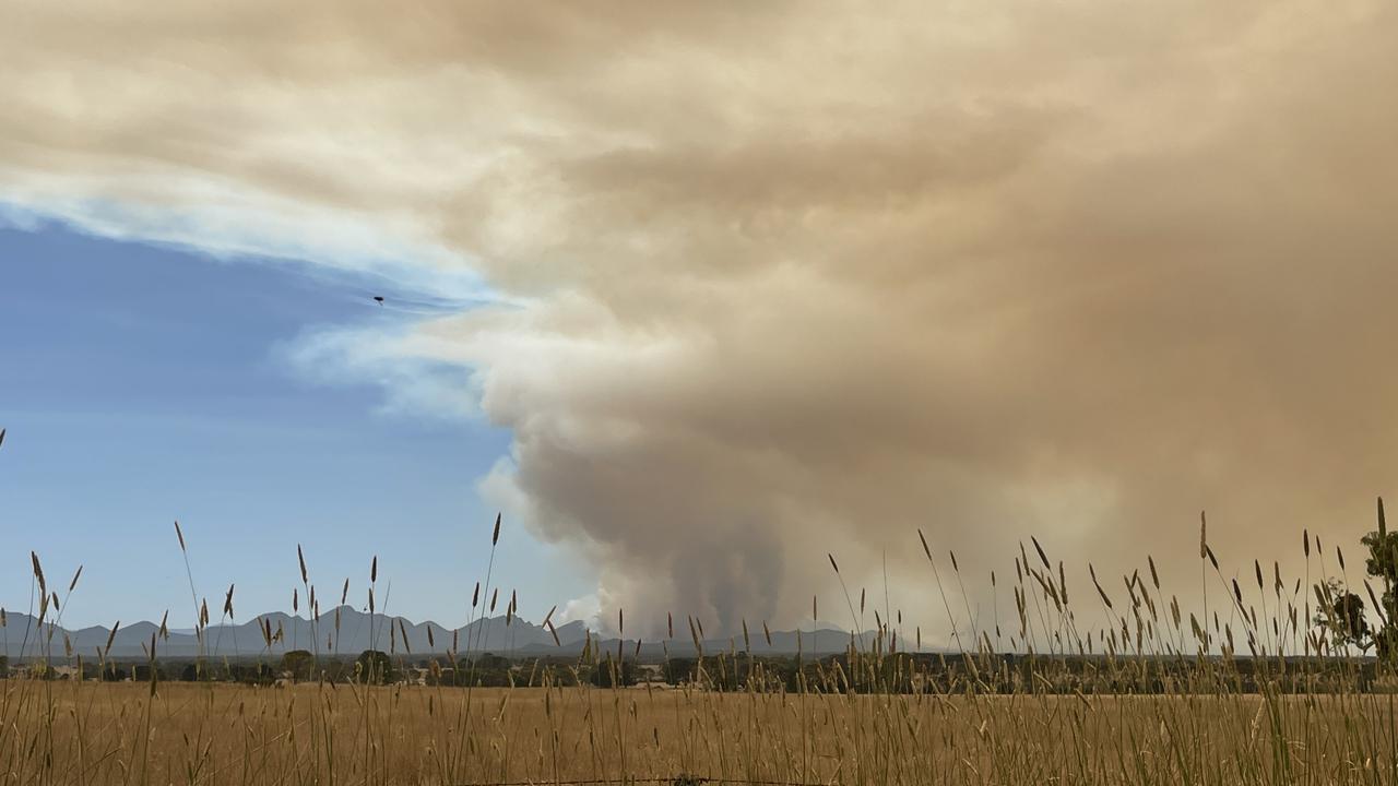 A large bushfire continues to burn in the Grampians National Park.