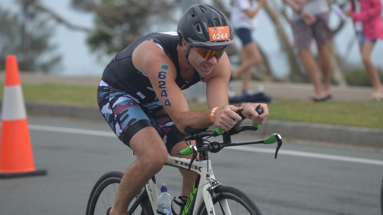 Lee Anderson gets aero at the sprint event at the 2023 Mooloolaba Triathlon.