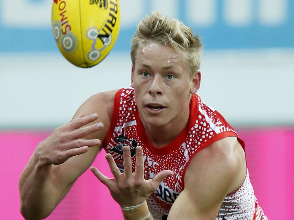 GEELONG, AUSTRALIA - JUNE 01: Isaac Heeney of the Swans marks the ball during the round 11 AFL match between the Geelong Cats and the Sydney Swans at GMHBA Stadium on June 01, 2019 in Geelong, Australia. (Photo by Darrian Traynor/Getty Images)