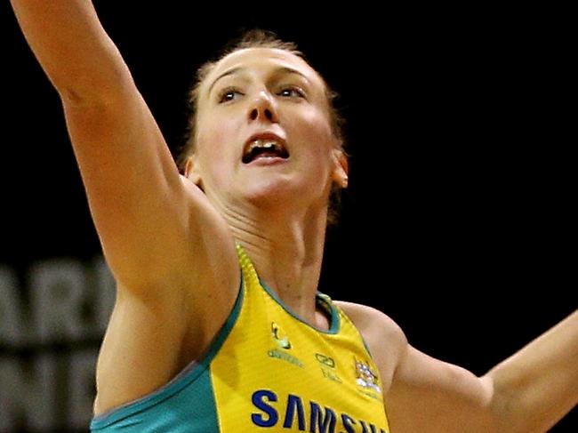 INVERCARGILL, NEW ZEALAND - SEPTEMBER 03: Emily Mannix (R) of Australia defends Te Paea Selby-Rickit of New Zealand attempt at goal during the 2017 Quad Series match between the New Zealand Silver Ferns and the Australia Diamonds on September 3, 2017 in Invercargill, New Zealand.  (Photo by Dianne Manson/Getty Images)