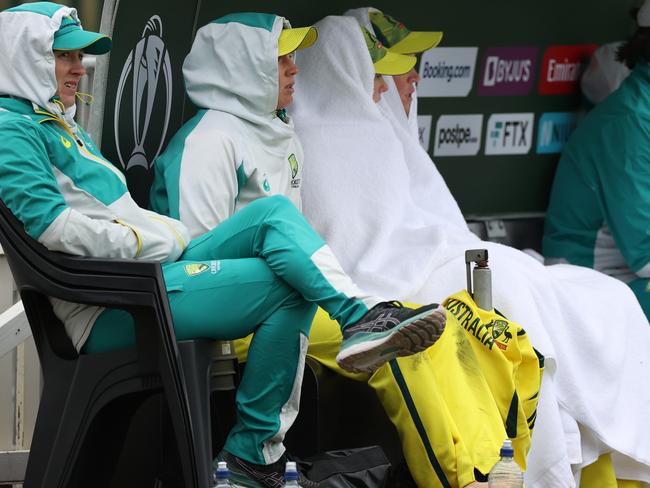 WELLINGTON, NEW ZEALAND - MARCH 25: The Australian team stay warm on the bench during the 2022 ICC Women's Cricket World Cup match between Bangladesh and Australia at Basin Reserve on March 25, 2022 in Wellington, New Zealand. (Photo by Fiona Goodall/Getty Images)