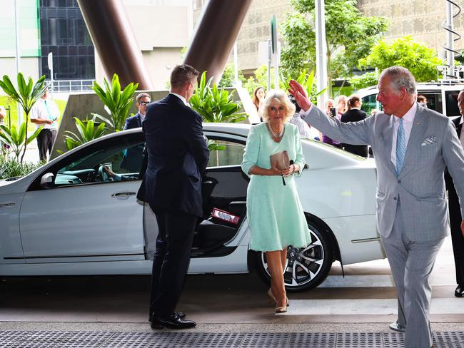 Britain's Prince Charles and Camilla, Duchess of Cornwall, greet the crowds on their arrival to the Lady Cilento Children's Hospital in Brisbane on April 4, 2018. The royal couple are in Australia for the opening of the 2018 Gold Coast Commonwealth Games. / AFP PHOTO / POOL / Patrick HAMILTON