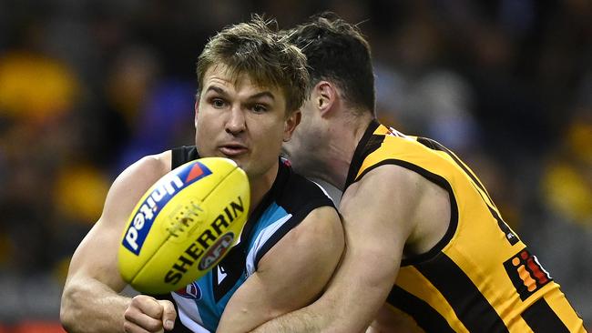 MELBOURNE, AUSTRALIA - JULY 03: Ollie Wines of the Power handballs whilst being tackled during the round 16 AFL match between Hawthorn Hawks and Port Adelaide Power at Marvel Stadium on July 03, 2021 in Melbourne, Australia. (Photo by Quinn Rooney/Getty Images)