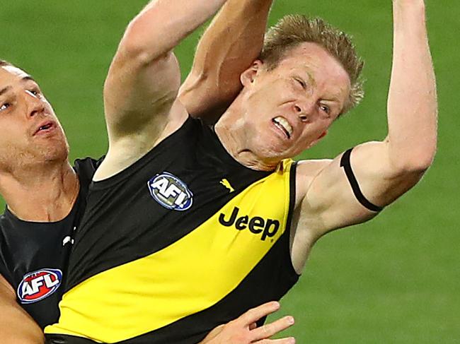 MELBOURNE, AUSTRALIA - MARCH 19: Jack Riewoldt of the Tigers (R) and Liam Jones of the Blues compete for the ball during the round 1 AFL match between the Richmond Tigers and the Carlton Blues at Melbourne Cricket Ground on March 19, 2020 in Melbourne, Australia. (Photo by Robert Cianflone/Getty Images)