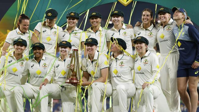 Australia celebrate with the Ashes trophy after whitewashing England 16-0. (Photo by Daniel Pockett/Getty Images)