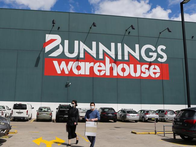 SYDNEY, AUSTRALIA - NewsWire Photos, SEPTEMBER, 27 2021: People are seen at Bunnings in Alexandria as Covid-19 restrictions ease in Sydney. Picture: NCA NewsWire / Gaye Gerard