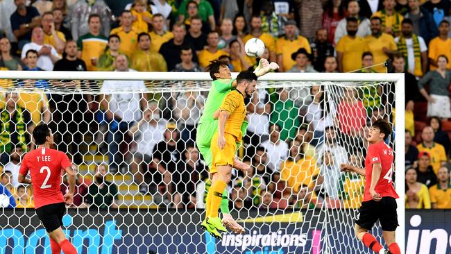 Goal keeper Kim Seunggyu of Korea Republic denies Mathew Leckie of the Socceroos a goal.