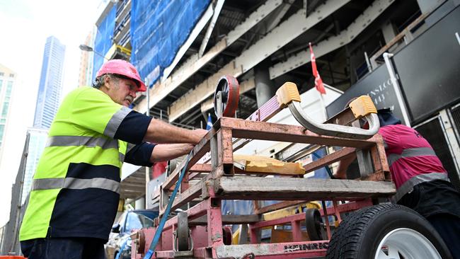 Tradies pack up their equipment at Brisbane site. Picture: Dan Peled