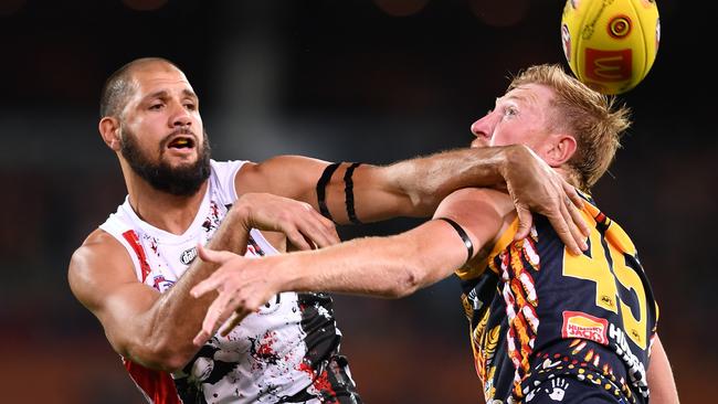 Strachan competes with St Kilda’s Paddy Ryder. (Photo by Mark Brake/Getty Images)