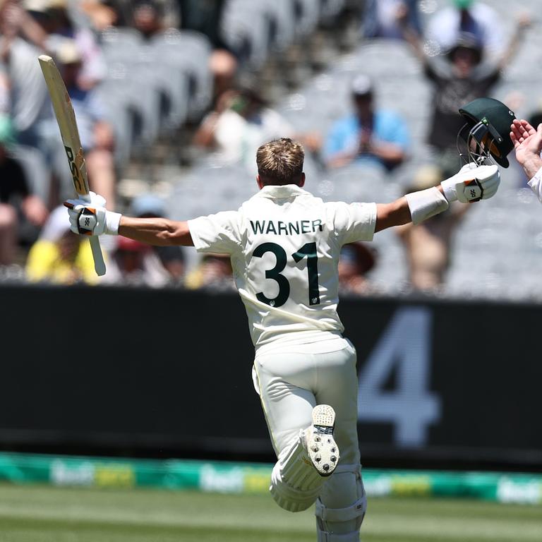 MELBOURNE . 27/12/2022.  Boxing Day Test match. Day 2. Australia vs South Africa at the MCG.   David Warner celebrates his century early in the 2nd session   . Picture by Michael Klein