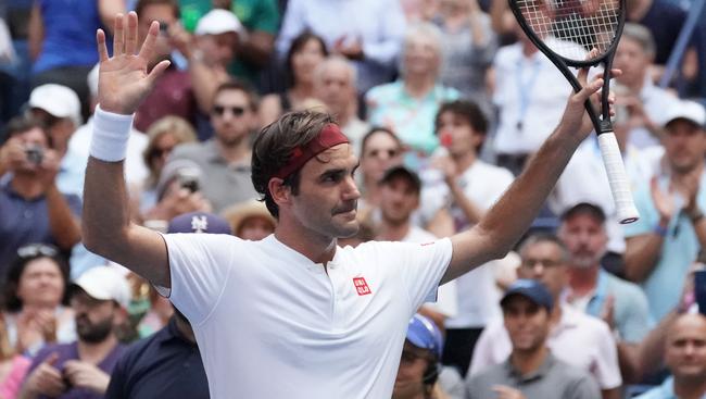 Roger Federer cruises into the third round at the US Open.