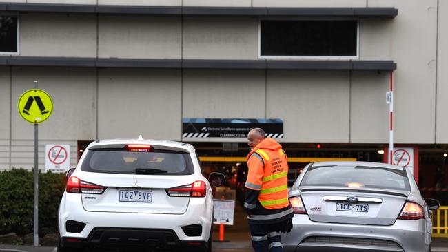 Cars wait in line to enter a Covid-19 testing facility at Northland shopping centre in Melbourne. Picture: AAP.