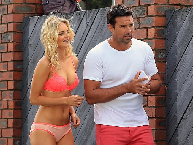 Samara Weaving Joins Pat Rafter In New Bonds Commercial Following Home 1542