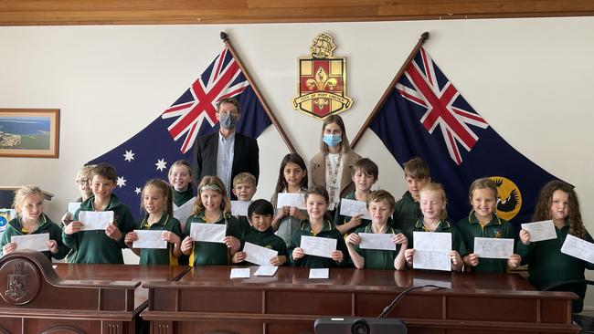 Deputy Mayor Jack Ritchie, Port Lincoln Junior Primary School teacher Brooke Strange and the Year 2 students pose with their hand written letters. Picture: Micaela Stark