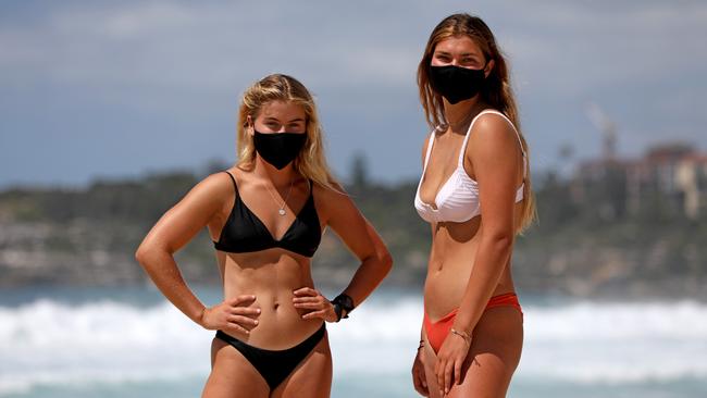 Isabella Kulling and Abigail Dodgson at Bondi Beach with masks on. Picture: NCA NewsWire / Damian Shaw