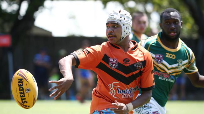 Keishon Hunter Flanders throws a flick pass in the Northern Pride Colts Under 21s tryout match, held at West Barlow Park. Picture: Brendan Radke