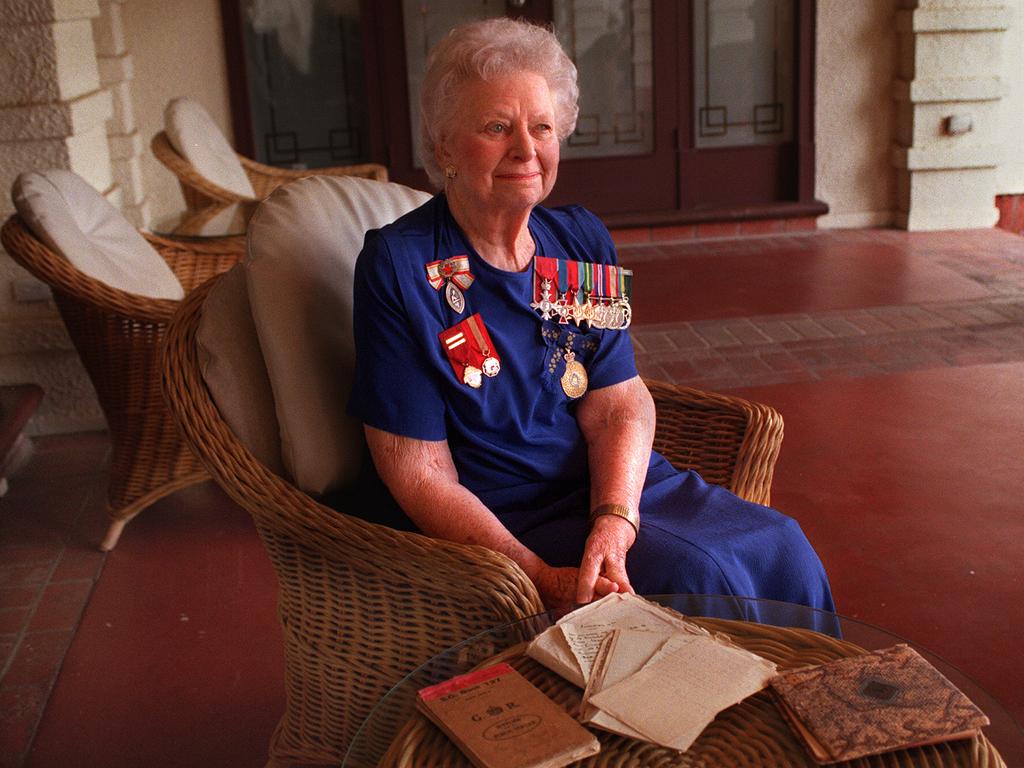 ‘She lived a very contented life’ … Vivian Bullwinkel (by this stage going by her married name of Statham) with her medals and diary in Canberra in 1999.