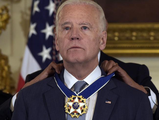 Joe Biden Presidential Medal Of Freedom Vp Tears Up After Obama Bestows Honour Photos Daily