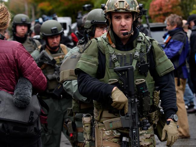 PITTSBURGH, PA - OCTOBER 27: Rapid reaction SWAT members leave the scene of a mass shooting at the Tree of Life Synagogue in the Squirrel Hill neighborhood on October 27, 2018 in Pittsburgh, Pennsylvania. According to reports, at least 12 people were shot, 4 dead and three police officers hurt during the incident. The shooter surrendered to authorities and was taken into custody.   Jeff Swensen/Getty Images/AFP == FOR NEWSPAPERS, INTERNET, TELCOS & TELEVISION USE ONLY ==