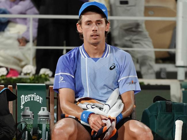 TOPSHOT - Australia's Alex De Minaur reacts as he sits on the bench after he lost the second set during his men's singles quarter final match against Germany's Alexander Zverev on Court Philippe-Chatrier on day eleven of the French Open tennis tournament at the Roland Garros Complex in Paris on June 5, 2024. (Photo by Dimitar DILKOFF / AFP)