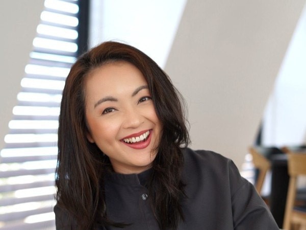 Beatrice Toh founder of HeyDoodle wins Specialised Retail Champion.