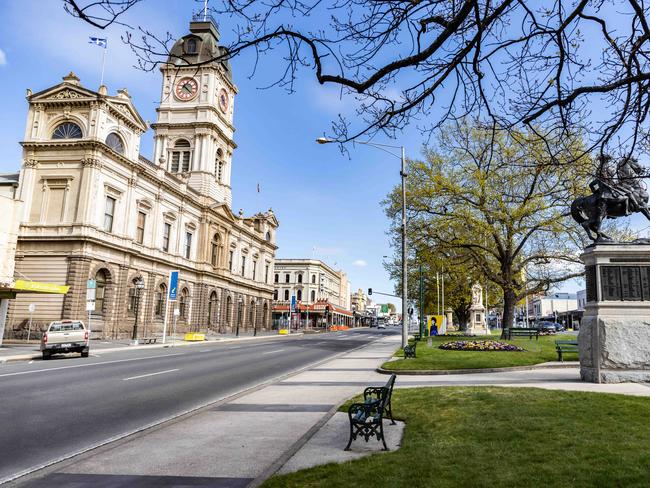 BALLARAT, AUSTRALIA - NewsWire Photos - SEPTEMBER 16, 2021: Ballarat in regional Victoria on day one of a 7 day snap lockdown over COVID cases outbreak. The main street in the centre of Ballarat, Sturt Street, is very quiet. Picture: NCA NewsWire/Sarah Matray