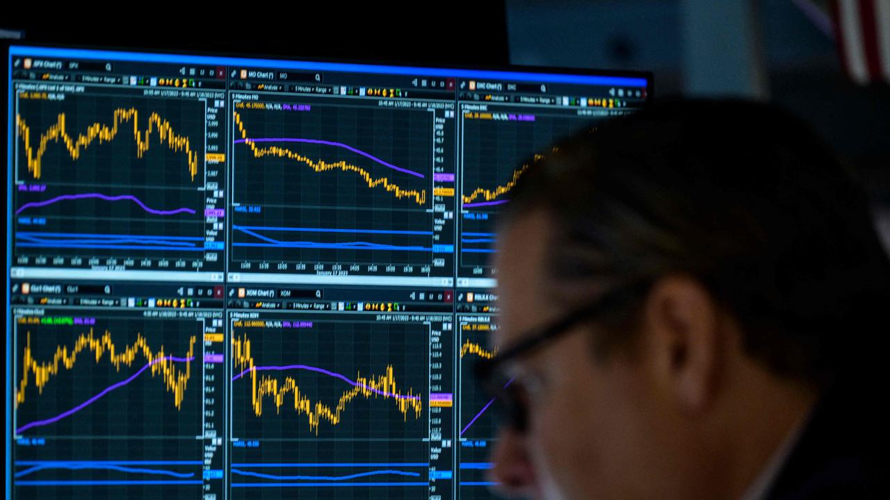 Traders work on the floor of the New York Stock Exchange (Photo by ANGELA WEISS / AFP)