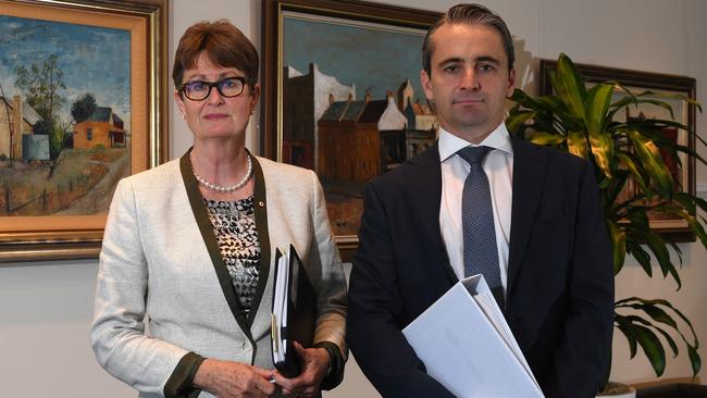 Commonwealth Bank of Australia chairperson Catherine Livingstone (left) with CEO Matt Comyn (right) pose for a portrait in Sydney, Tuesday, May 1, 2018. Federal Treasurer Scott Morrison has labelled a report by the banking regulator, Australian Prudential Regulation Authority, into Commonwealth Bank of Australia as "damning". (AAP Image/Dean Lewins) NO ARCHIVING