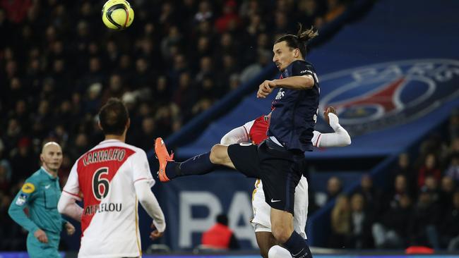 Paris Saint-Germain's Zlatan Ibrahimovic (R).