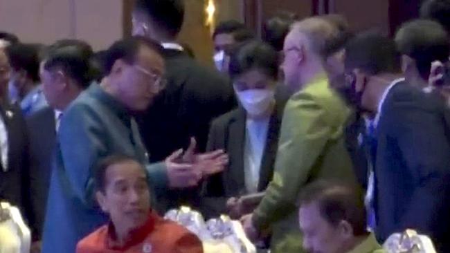 Chinese premier Li Keqiang and Australian Prime Minister Anthony Albanese hold a short informal discussion at the ASEAN gala dinner in Cambodia. PICTURE: TVK