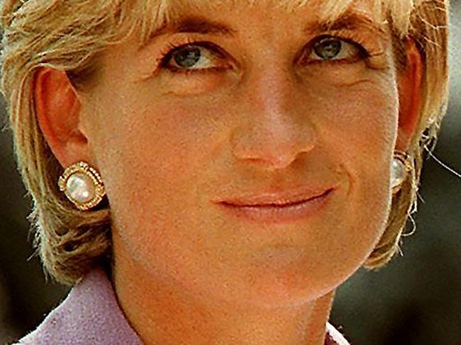 (FILES) This file photo taken on June 17, 1997 shows Britain's Diana, Princess of Wales (L), at a ceremony at Red Cross headquarters in Washington, to call for a global ban on anti-personnel landmines. Two decades on from the death of princess Diana, her sons Princes William and Harry are working to keep her legacy alive with unusually emotional tributes after years of official silence. William was 15 and Harry 12 when Diana died in a car crash in Paris on August 31, 1997. / AFP PHOTO / JAMAL A. WILSON