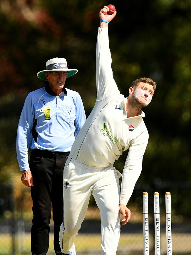 Tom Smith of Bonbeach bowls. (Photo by Josh Chadwick)