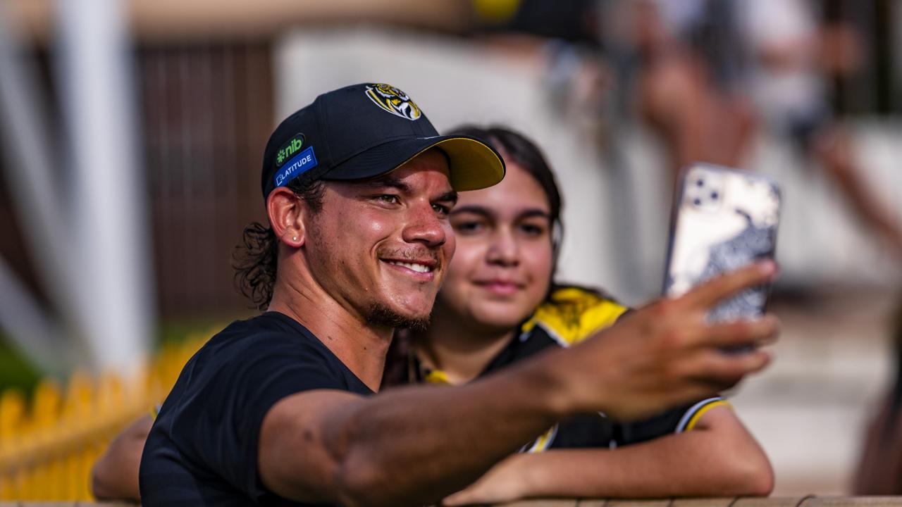 Home town hero Daniel Rioli takes a selfie in Darwin. Picture: Patch Clapp (AFLNT Media).