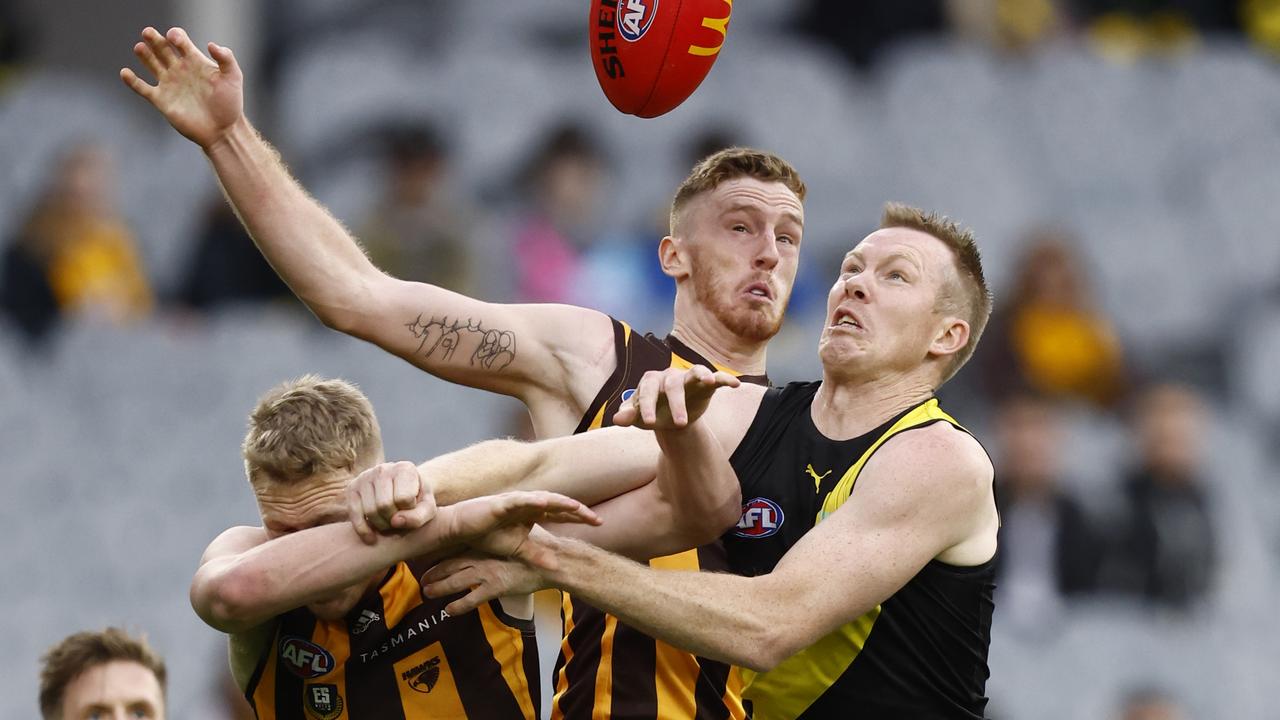 Denver Grainger-Barras of the Hawks competes for the ball with Jack Riewoldt.