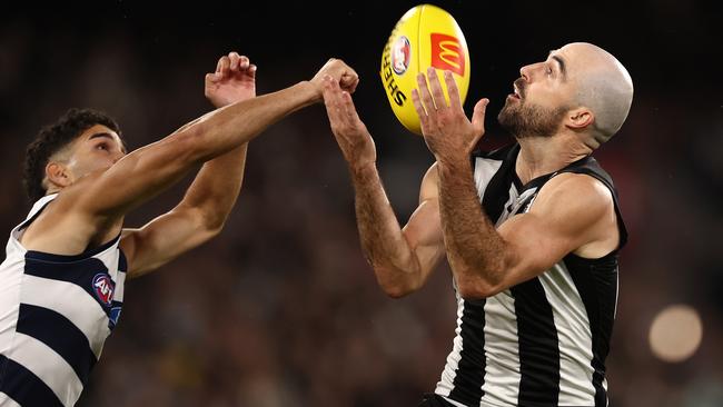 MELBOURNE. 02/04/2022. AFL.  Round 3.  Collingwood vs Geelong at the MCG .   Steele Sidebottom of the Magpies marks during the 3rd qtr.   . Photo by Michael Klein